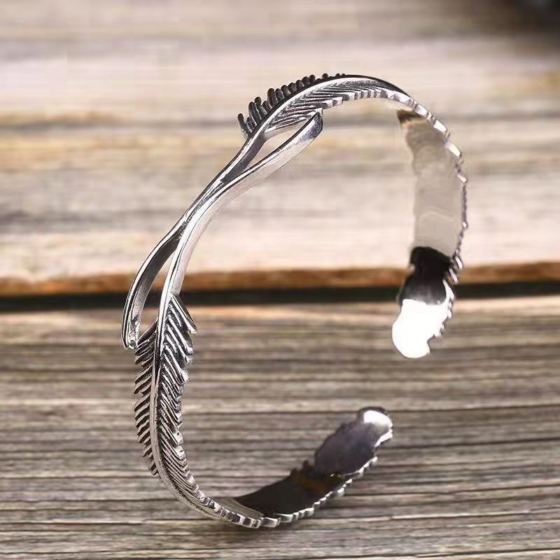 G*u*i bracelets
